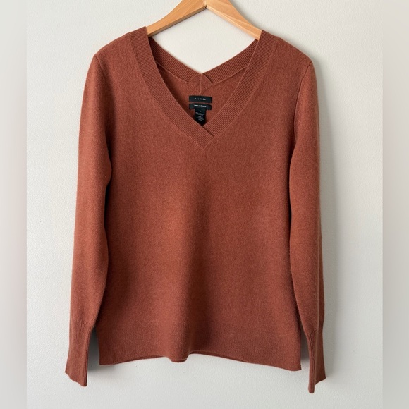 Vince Sweaters - Halogen Women's 100% Cashmere
Double V-neck Sweater Sz M